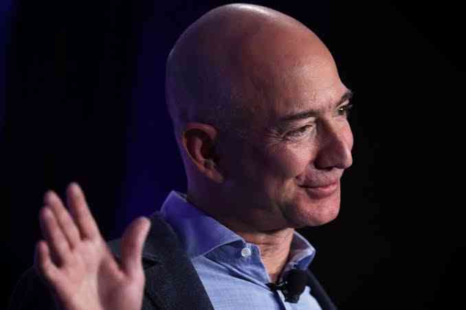 Jeff Bezos' wealth is so massive, an $88,000 purchase to him is similar to a $1 purchase 😲👀 - MirrorLog